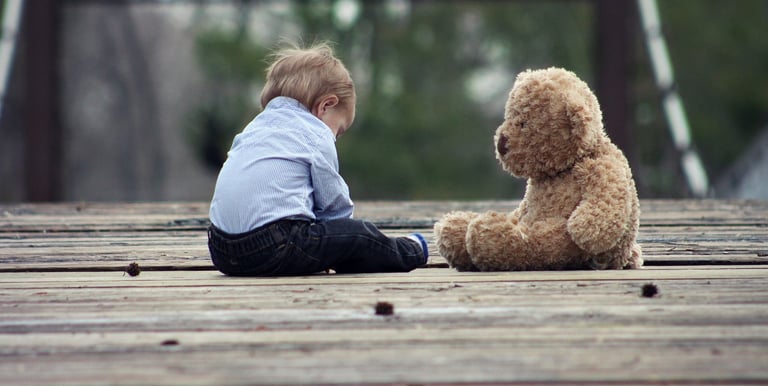 enfant et doudou qui discutent de l'accompagnement de ses parents avec la puéricultrice sommeil 