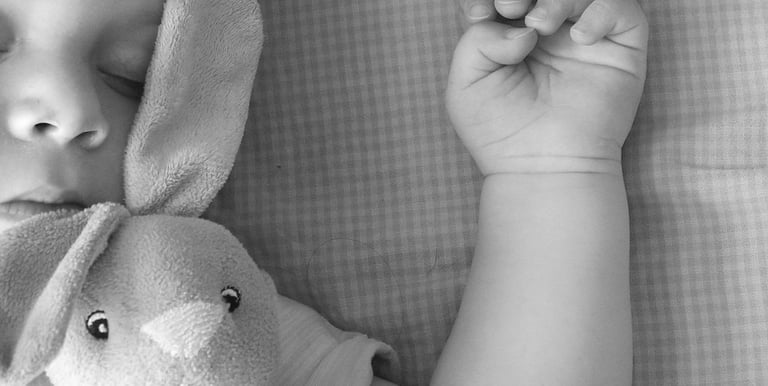 bébé qui dort avec peluche dont les parents ont été consulté sophie jobbé pour difficulté de sommeil