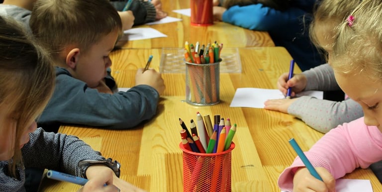 enfants en classe travaillant lors d'un atelier sur le sommeil par Sophie Jobbé-duval puéricultrice