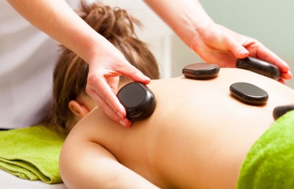 Masaje piedras calientes.