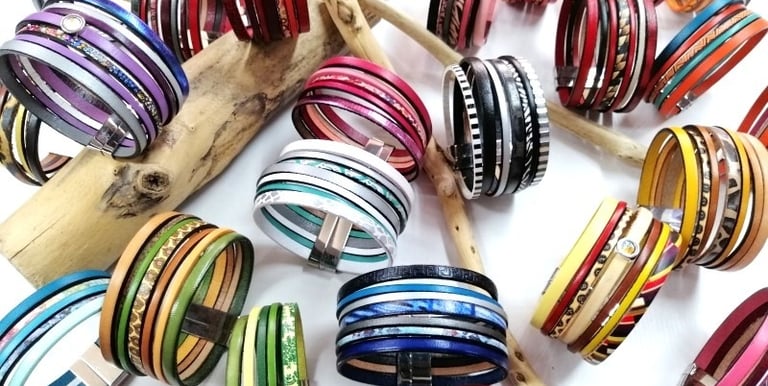 a bunch of bracelets with different colored bracelets