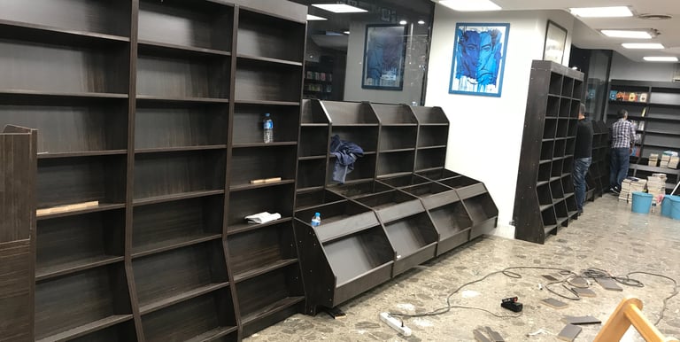 dost kitabevi rafları