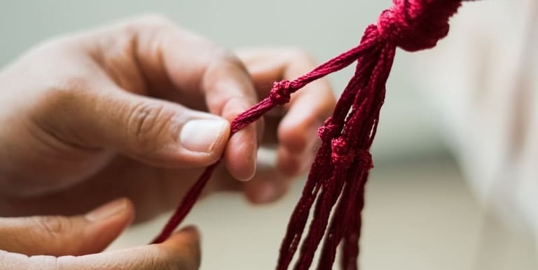 macrame y manos haciendo nudos