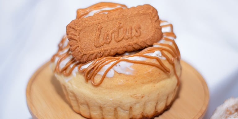 Rollo de canela gourmet de Lotus Biscoff con chorrito de caramelo y galleta por encima.