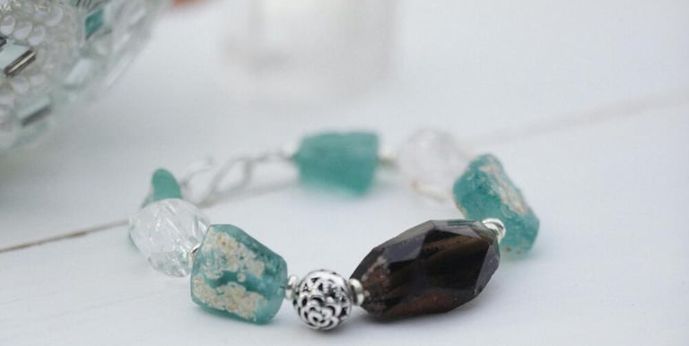 Pulsera de cuentas hecha a mano con piedras de turquesa cruda y cuarzo sobre una superficie