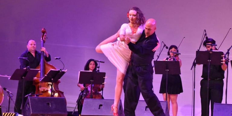 Bailarines profesionales de tango realizan una espectacular elevacion en el escenario