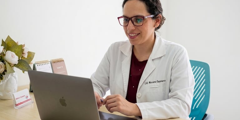 Nutrióloga brindando consulta en línea desde consultorio en Ciudad de México con laptop