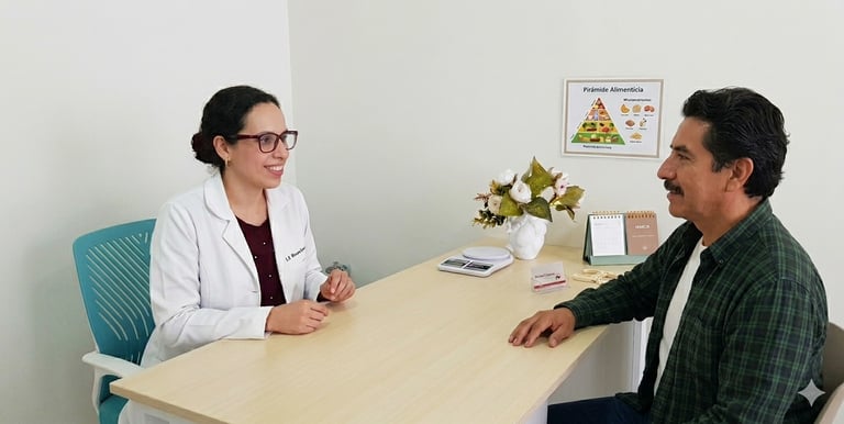 Estilo de vida saludable y bienestar integral representado por nutrióloga en su día a día