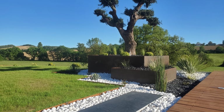 Aménagement de jardin méditerranéen avec plantes de rocaille et minéral à Blagnac