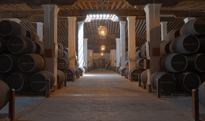 Interior de una bodega tradicional de vino de Jerez