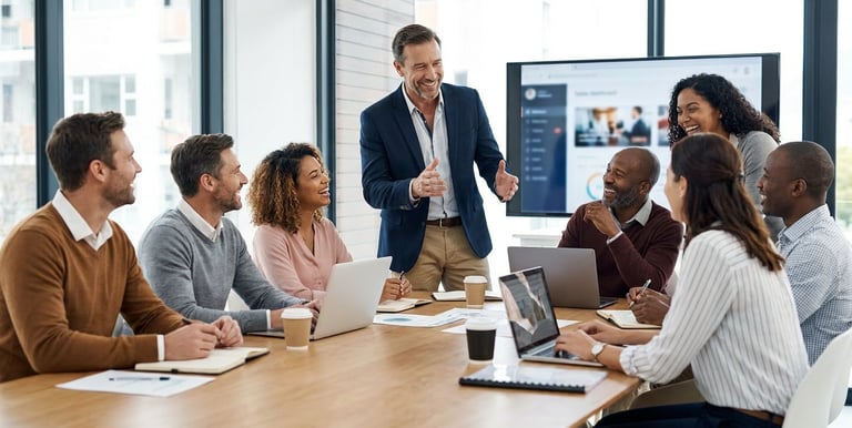 Treinamento de equipe comercial com líder conduzindo desenvolvimento e execução de vendas