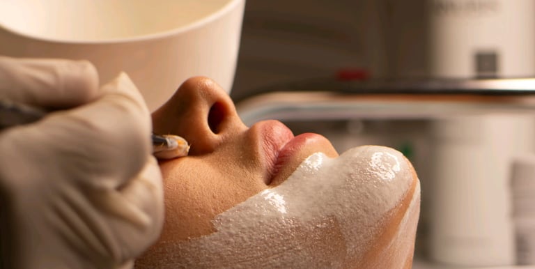 Esthéticienne appliquant un masque a une jeune cliente  