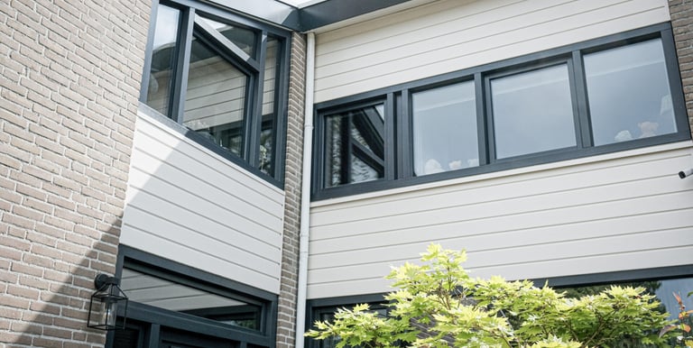 Wij zorgen ervoor dat uw kozijnen grondig worden gereinigd, de levensduur van uw verf verlengd