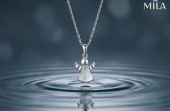 collar de angel de cuarzo blanco sobre el agua