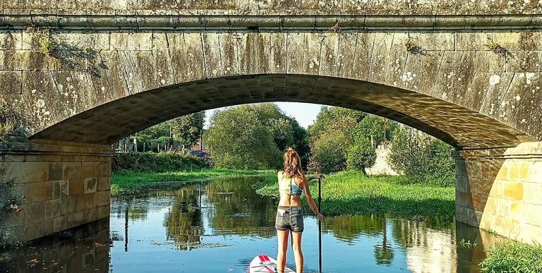 peregrinos llegando a Padrón en Stand Up Paddle por el Río Sar.