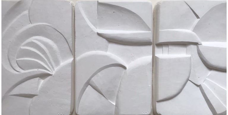 sculpture plâtre bas relief