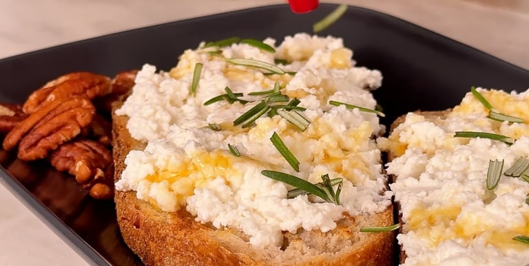 Finishing touches for your sweet bruschetta