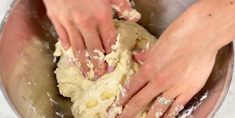 Mix until you obtain a homogeneous dough