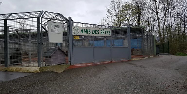 Entrée du refuge "Amis des Bêtes"