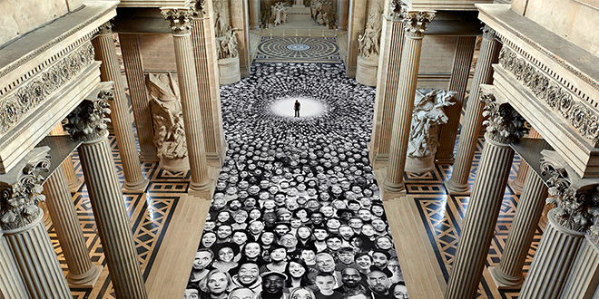 Retratos em preto e branco de centenas de pessoas cobrindo o chão interno do Panthéon em intervenção