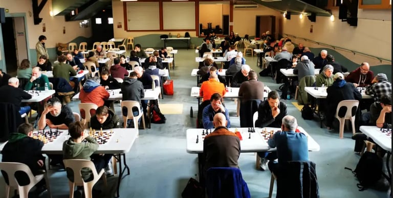 salle des fêtes avec 78 joueurs d'échecs
