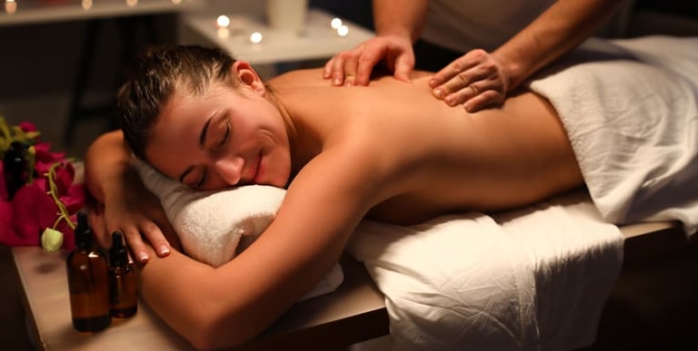 Curso de Formação Completa em Massoterapia da Solução de Impacto, com massagem relaxante.