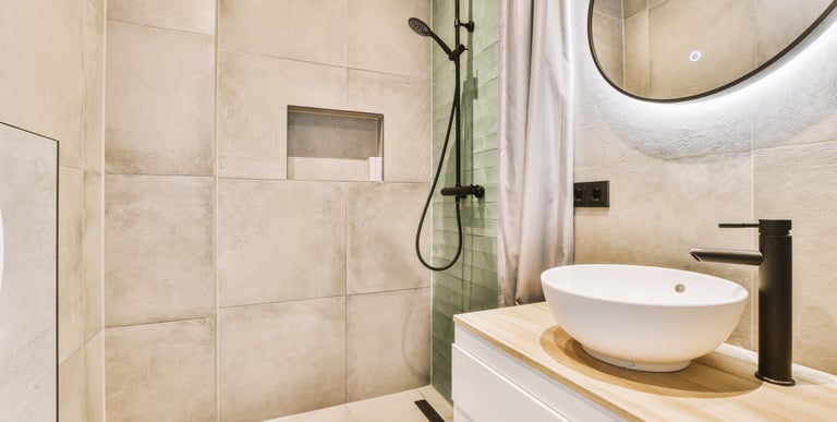 une salle de bain avec lavabo, douche et miroir