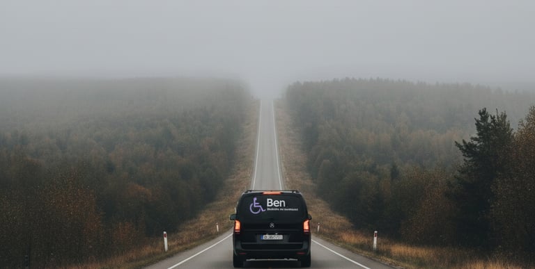 Fernfahrt-Service Berlin: Ben Fahrdienst fährt einen Kunden zuverlässig auf nebliger Straße.