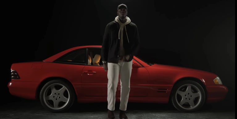studio video fond noir proche de paris avec voiture mercedes rouge