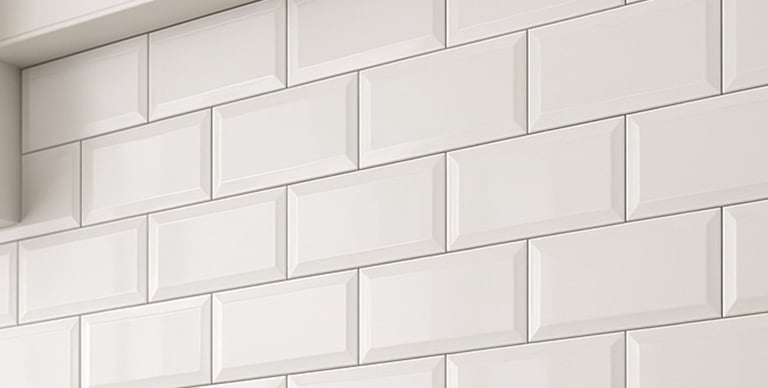 Detalle de ceramicas metro en pared decorativa de cocina en el backsplash de Zeramiq.