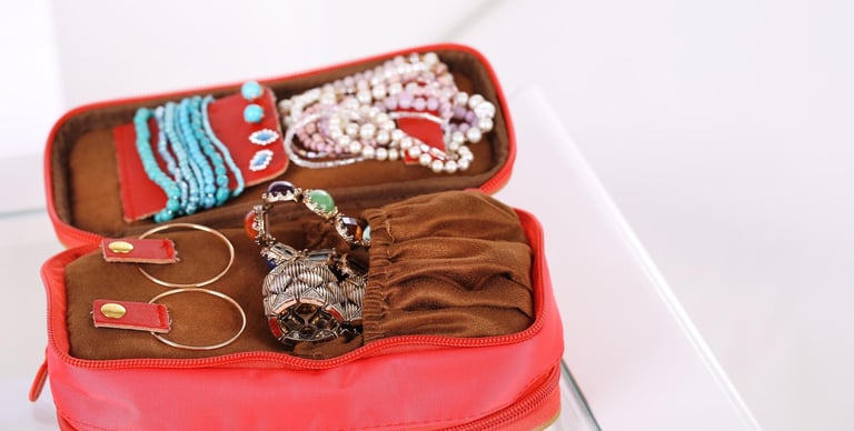 use-a-jewelry-pouch-when-traveling