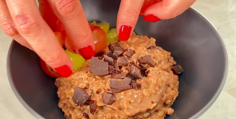 Wash the grapes and roughly chop the dark chocolate