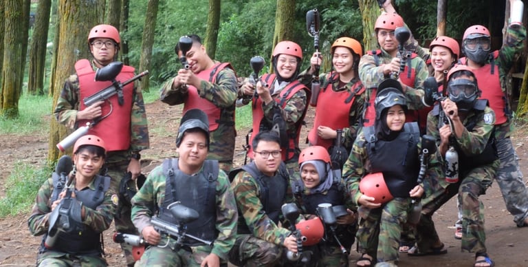 peserta outbound Pangalengan siap paintball dengan seragam dan peralatan lengkap