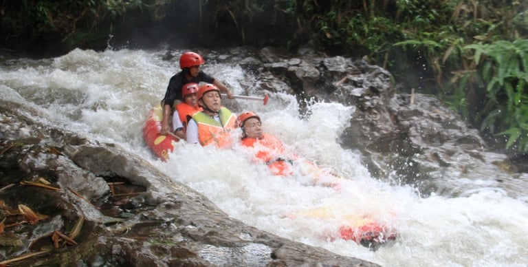Peserta sedang diatas perahu rafting sungai ciater