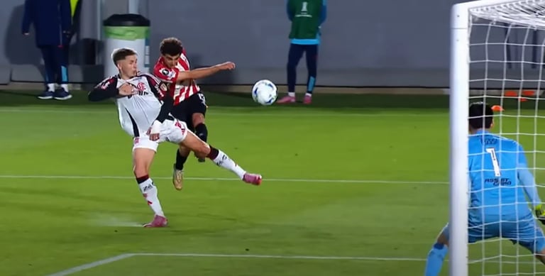 Rossi falha no gol do Estudiantes, mas se redime nos pênaltis.