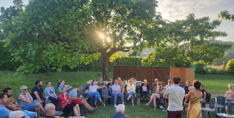 Photo d'une réunion des membres de Tournon en Commun