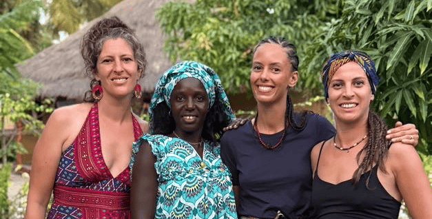 Magnifique photo représentant Amel, Lauranne, Anissa et Seynabou en jolie tenue pour le mariage traditionnel