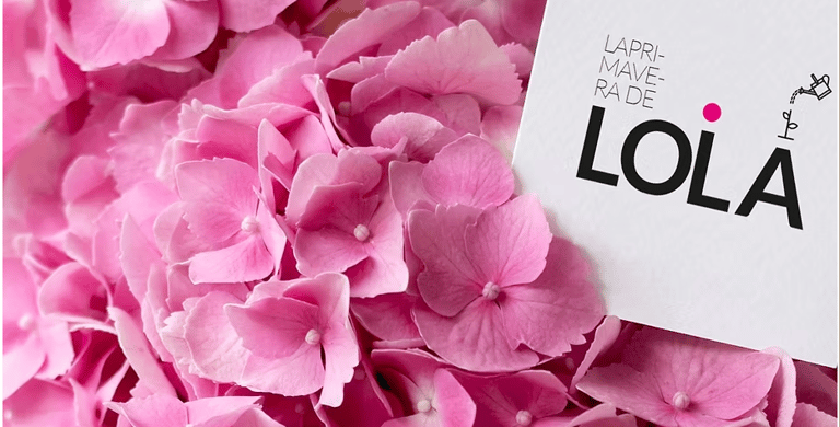 Hortensias rosas con tarjeta del logotipo La Primavera de Lola, diseño de logotipo en Las Palmas