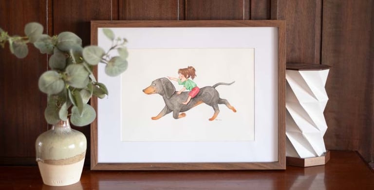 Foto cuadrada de una ilustración enmarcada en acuarela de una niña sobre un perro