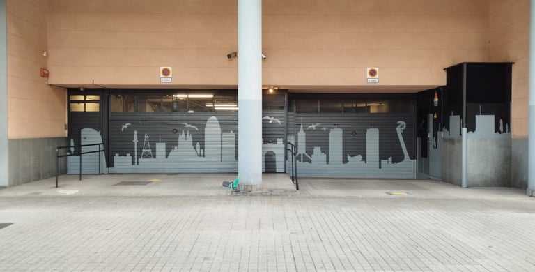 Antes y después, graffiti mural decorativo en entrada parking comunidad de vecinos, Barcelona,