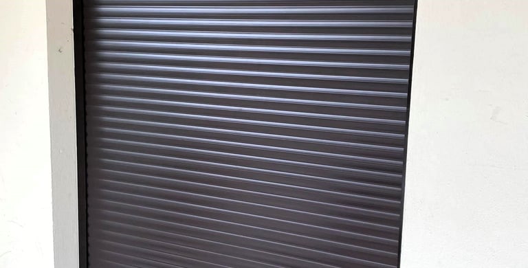 Volet roulant motorisé marron