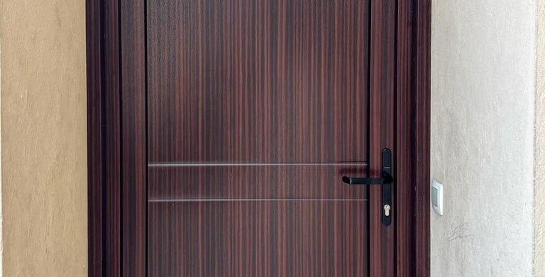 Porte d'entrée bois moderne sécurisée.