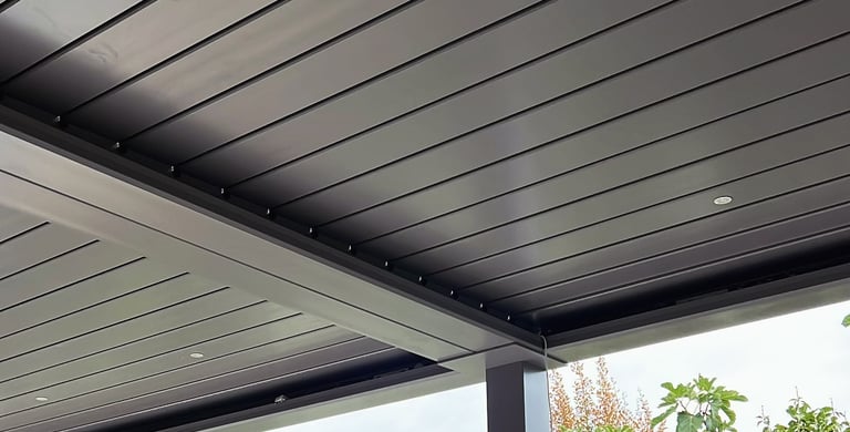 étail lames pergola bioclimatique noire.