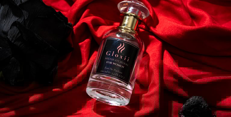 Gloxii MIDNIGHT BLOOM women’s fragrance bottle close-up – sensual scent