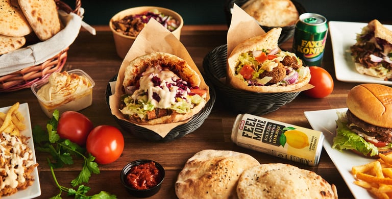 Forskellige retter fra Pita Kebab-shop, inklusive kebab, shawarma og falafel.