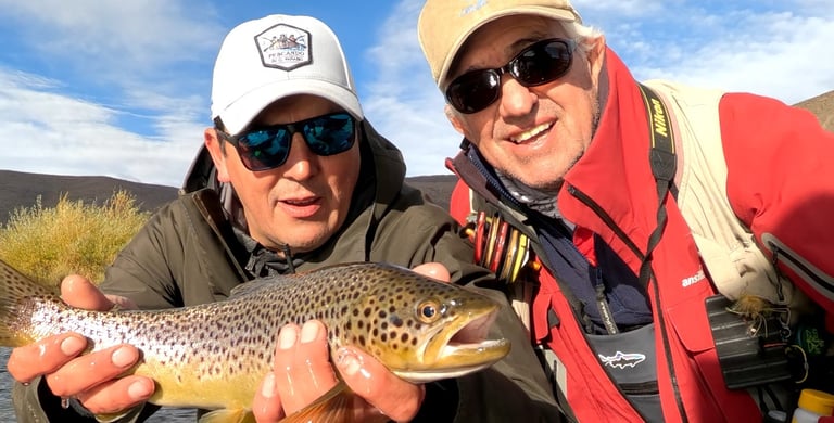 trucha Marron en el rio chubut con Luis kurz periodista de la revista el pato