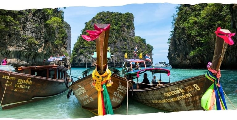 Foto de fundo da página com vista da Ilha Phi Phi, Tailândia, durante a chegada de barco.