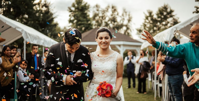 Fotografia de la salida de los novios en su día de matrimonio