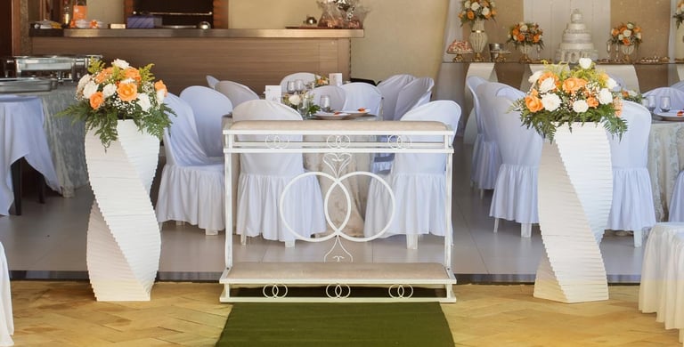 "decoração com colunas e arranjo de flores"