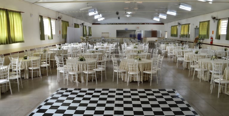"Decoração de casamento na cor branco e arranjos florais"
